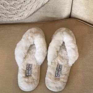Jessica Simpson fluffy fur slipper/flip flops